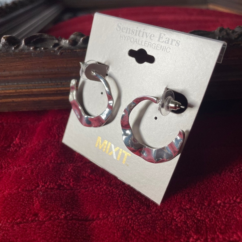 Mixit Silver Tone Hammered‎ Wavy Hoop Earrings Hypoallergenic Sensitive Ears NEW